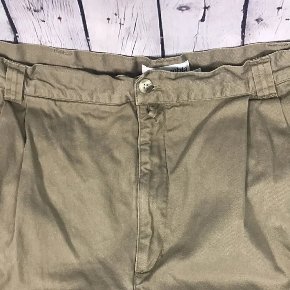 Columbia Pleated cotton Shorts size 42 EUC 8” inseam